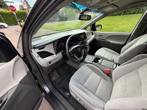 Used 2016 Toyota Sienna LE FWD image 7