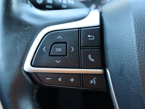 Used 2022 Toyota Highlander XLE AWD/4WD image 22