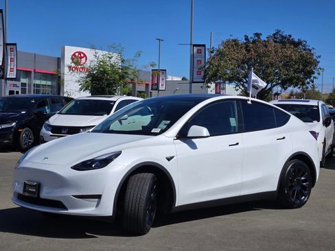 Used 2025 Tesla Model Y Long Range RWD image 3
