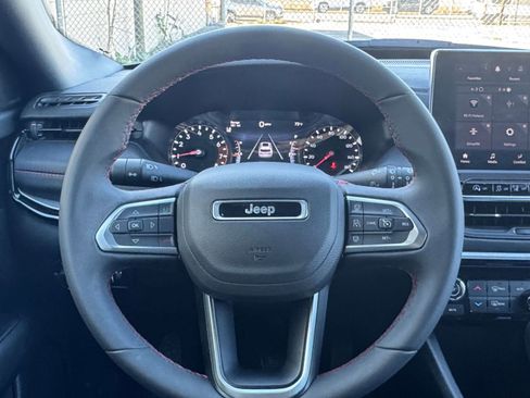 Used 2025 Jeep Compass Trailhawk image 27