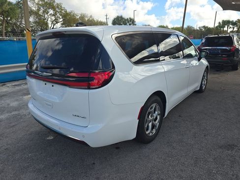 Used 2024 Chrysler Pacifica Limited image 13