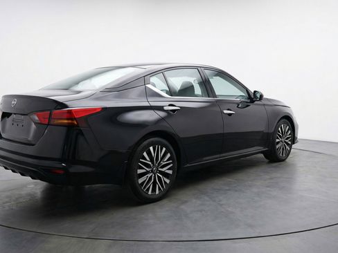 Used 2025 Nissan Altima 2.5 SV FWD image 9