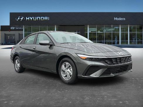 New 2026 Hyundai Elantra SE image 2