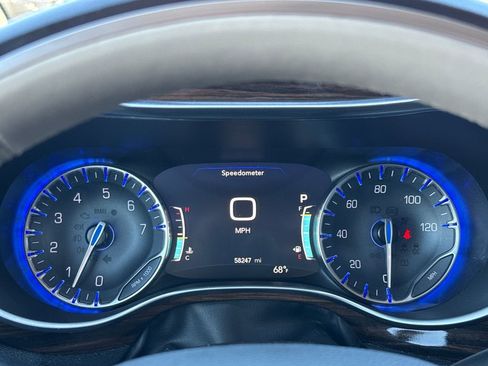 Used 2021 Chrysler Pacifica Limited w/ Uconnect Theater Family Group image 18