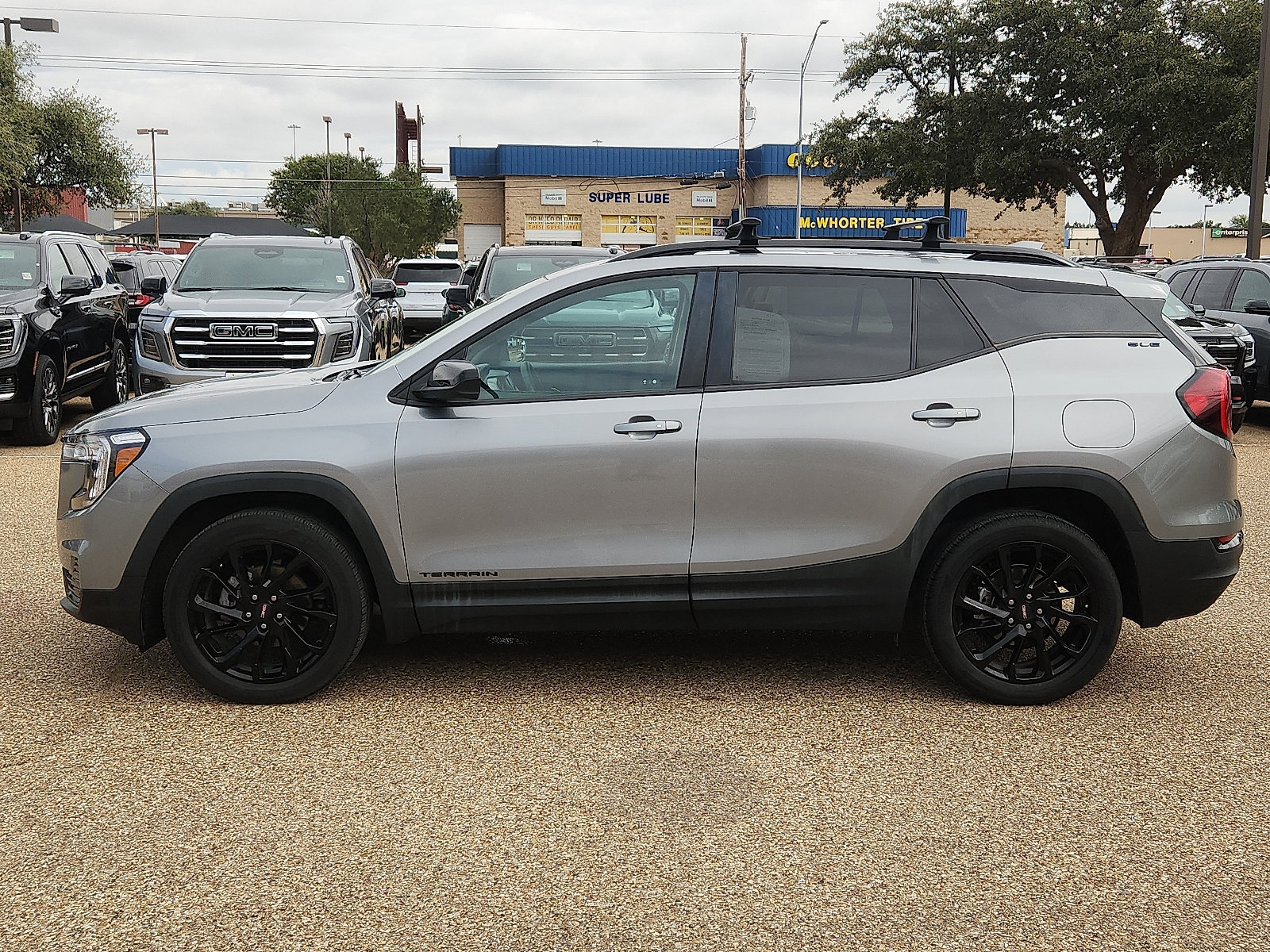 Used 2023 GMC Terrain SLE w/ Driver Convenience Package FWD image 2