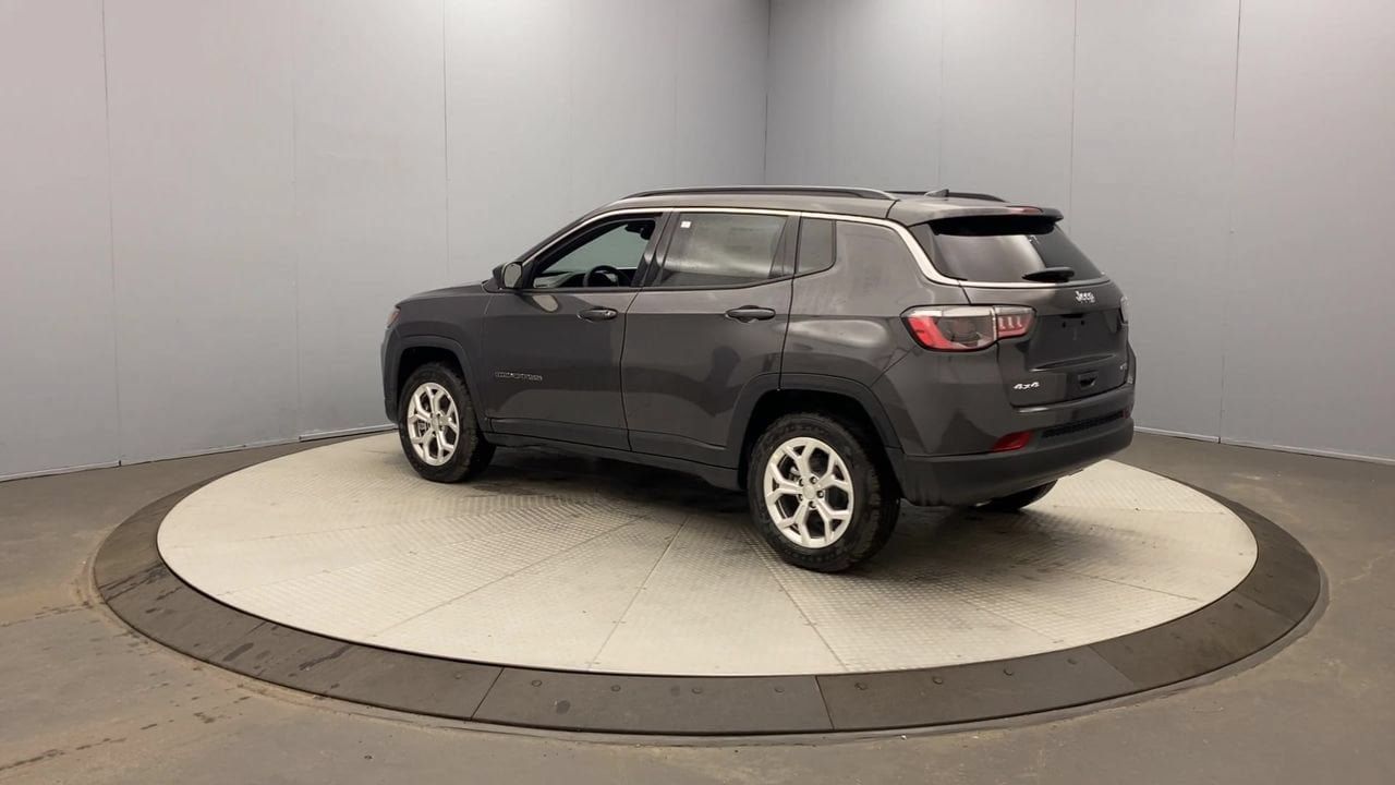 Used 2024 Jeep Compass Latitude AWD/4WD image 3