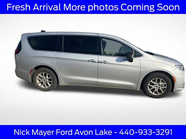 Used 2024 Chrysler Pacifica Touring-L FWD image 8