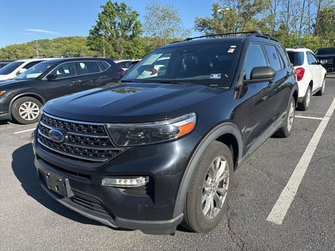 Used 2020 Ford Explorer XLT w/ Equipment Group 202A image 2