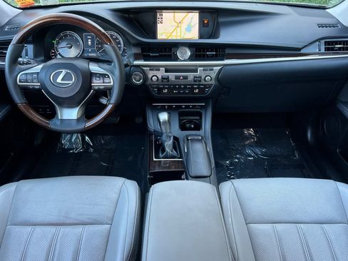 Used 2018 Lexus ES 350 w/ Luxury Package w/Wood Trim FWD image 3