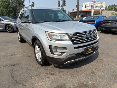 Used 2017 Ford Explorer XLT w/ Equipment Group 201A AWD/4WD image 11