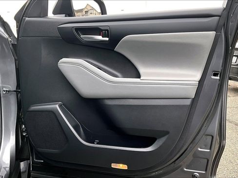 Used 2022 Toyota Highlander XLE image 23