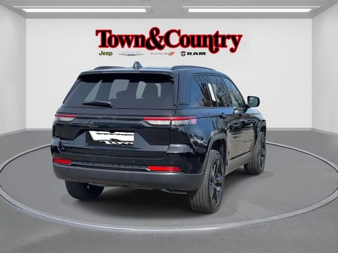 Certified 2025 Jeep Grand Cherokee Altitude image 4