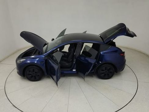 Used 2025 Tesla Model Y Long Range RWD image 32