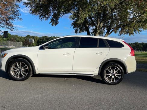 Used 2015 Volvo V60 T5 Cross Country image 13