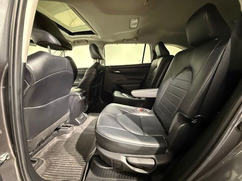 Used 2022 Toyota Highlander XLE image 20