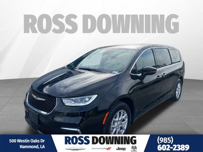 Used 2025 Chrysler Pacifica Select