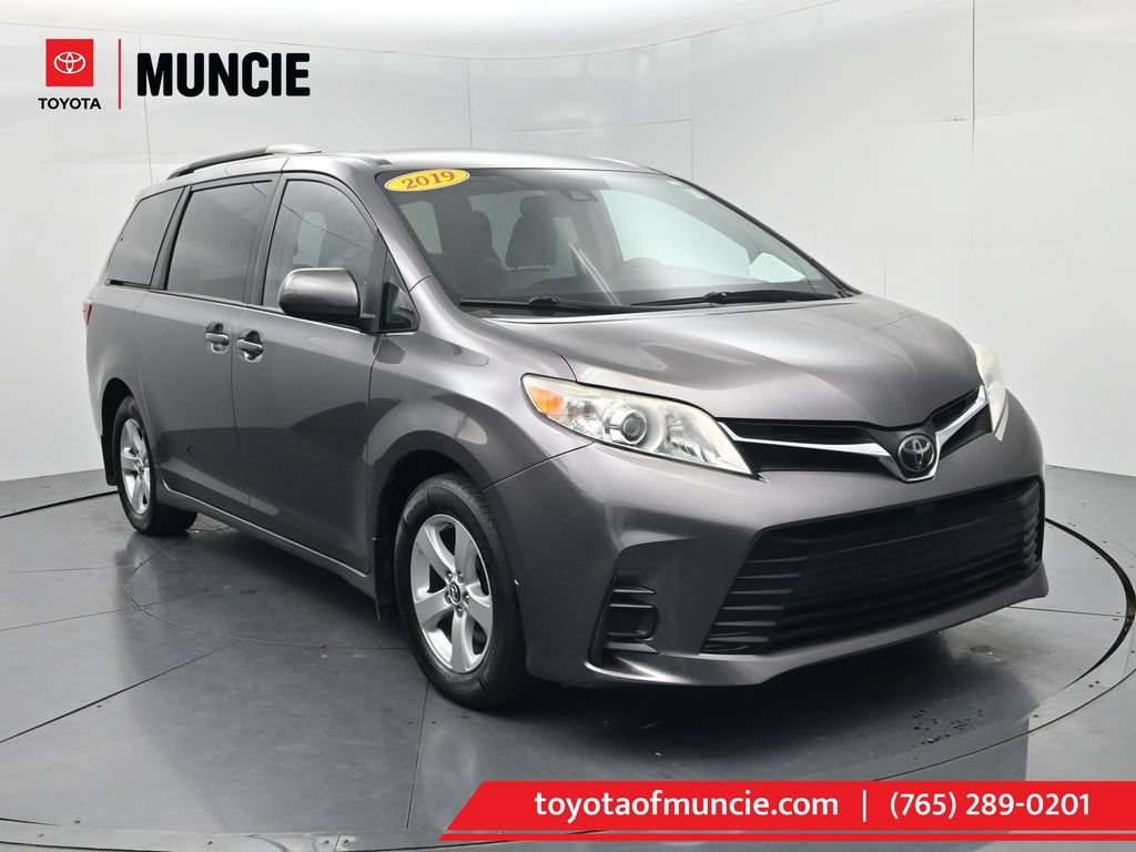 Used 2019 Toyota Sienna LE w/ Carpet Mat Package FWD image 1