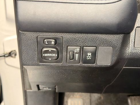 Used 2013 Toyota RAV4 XLE image 19