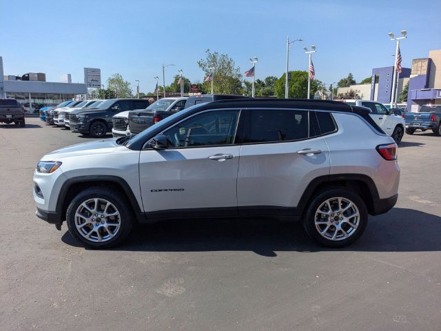 Used 2025 Jeep Compass Limited AWD/4WD image 3