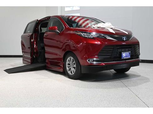 Used 2022 Toyota Sienna XLE w/ XLE Plus Package image 2