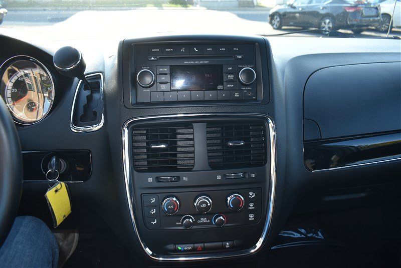 Used 2016 Dodge Grand Caravan SE FWD image 14