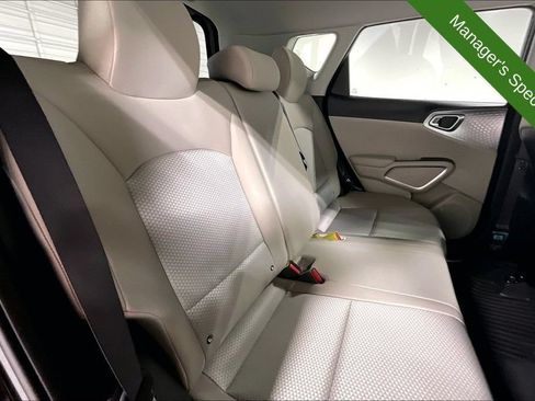 Used 2025 Kia Soul LX w/ LX Technology Package FWD image 32