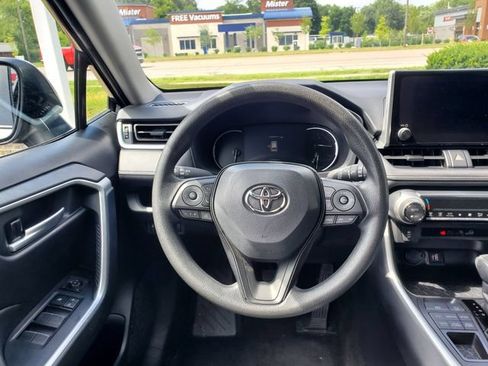 Used 2025 Toyota RAV4 XLE AWD/4WD image 12