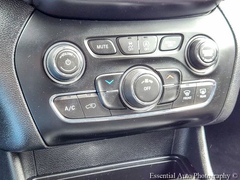 Used 2019 Jeep Cherokee Latitude AWD/4WD image 14