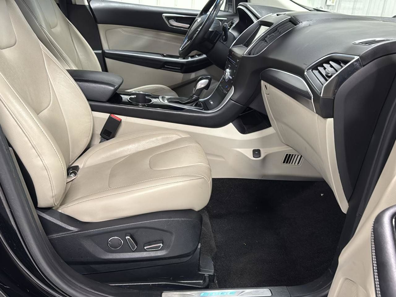 Used 2018 Ford Edge Titanium w/ Equipment Group 301A FWD image 8
