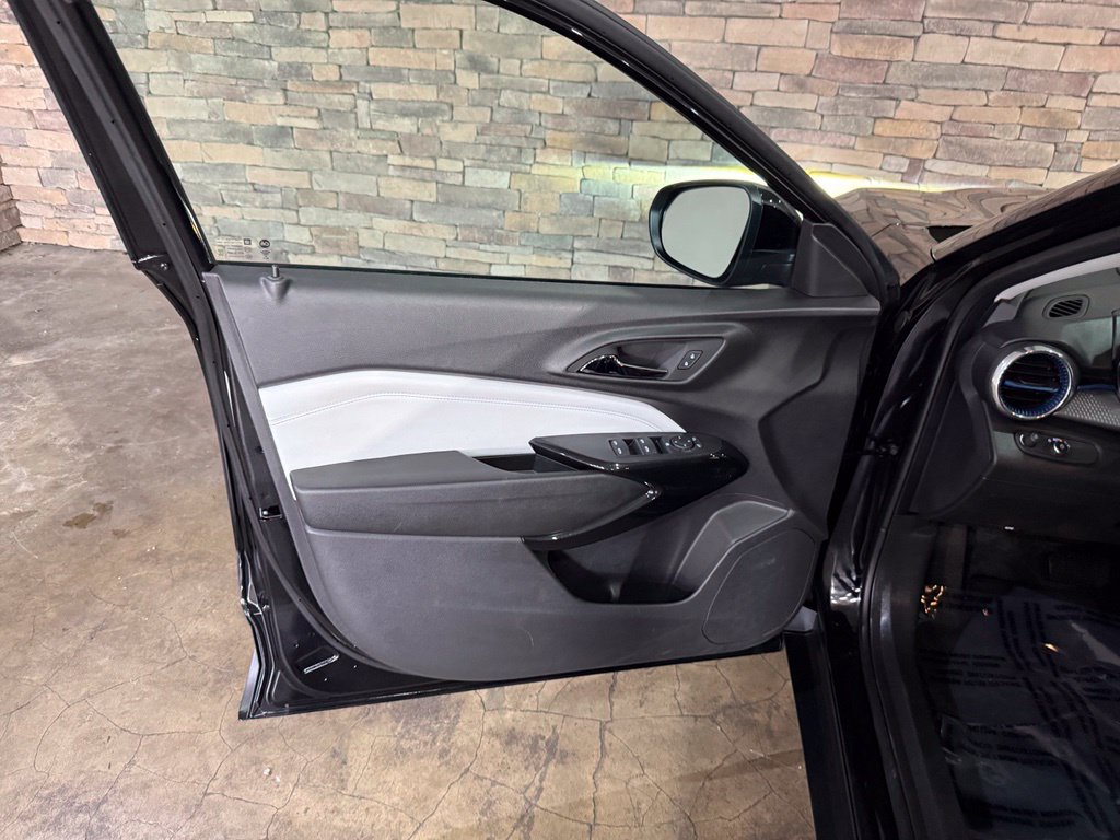 Used 2025 Chevrolet Trax LT FWD image 11
