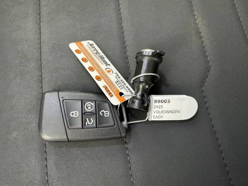 Used 2025 Volkswagen Taos SE w/ Panoramic Sunroof Package AWD/4WD image 3