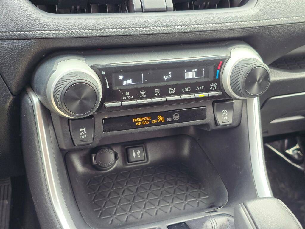 Used 2019 Toyota RAV4 LE w/ Carpet Mat Package AWD/4WD image 25