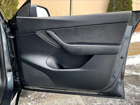 Used 2022 Tesla Model Y Long Range image 22