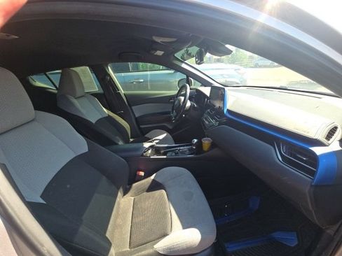 Used 2019 Toyota C-HR XLE FWD image 11