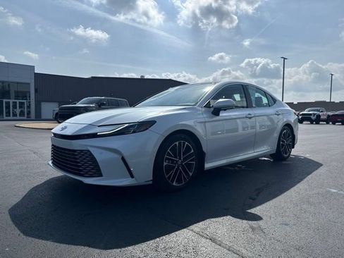 Used 2025 Toyota Camry XLE w/ Premium Plus Package FWD image 3