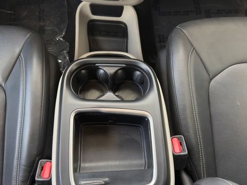 Used 2022 Chrysler Pacifica Touring-L FWD image 30