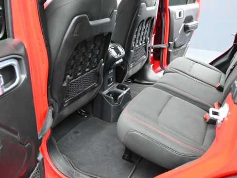 Used 2022 Jeep Wrangler Unlimited Rubicon AWD/4WD image 13