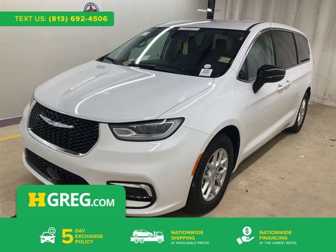 Used 2024 Chrysler Pacifica Touring-L image 1