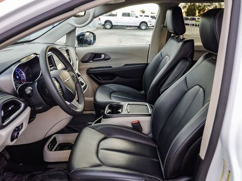 Certified 2024 Chrysler Pacifica Select image 18