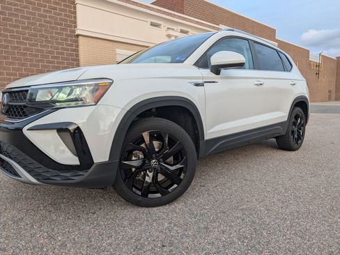 Used 2022 Volkswagen Taos SE image 1