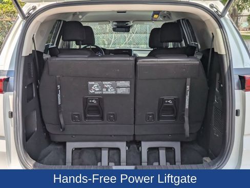 Used 2024 Kia Carnival EX FWD image 13