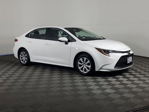 Used 2022 Toyota Corolla LE image 2
