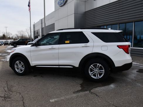 Used 2022 Ford Explorer XLT w/ Equipment Group 202A image 3