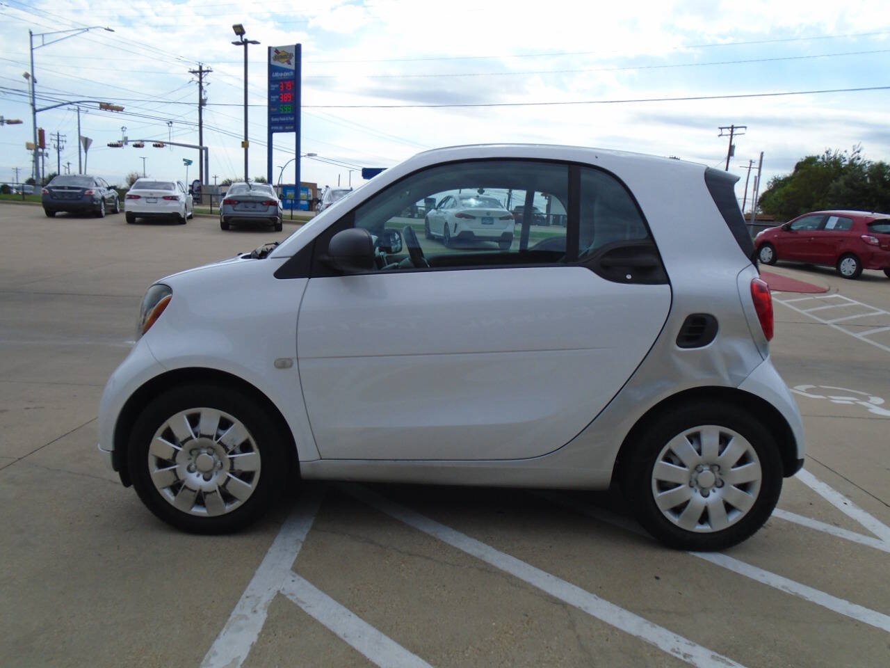 Used 2017 smart fortwo pure RWD image 4