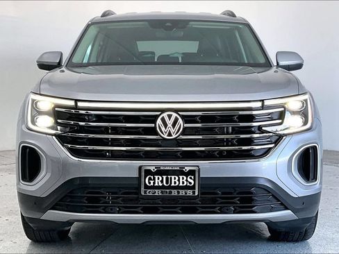 Used 2025 Volkswagen Atlas SE FWD image 3