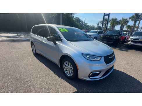 Used 2024 Chrysler Pacifica Touring-L FWD image 8