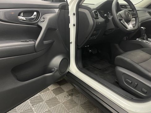Used 2017 Nissan Rogue SV AWD/4WD image 14