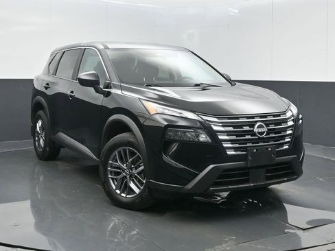 Used 2025 Nissan Rogue S image 2