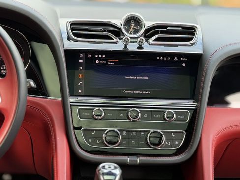 Used 2023 Bentley Bentayga image 45