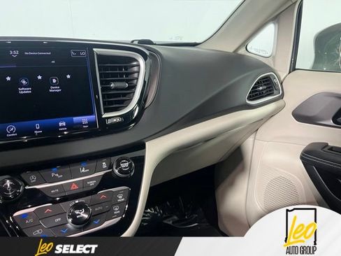 Used 2022 Chrysler Pacifica Touring-L FWD image 26